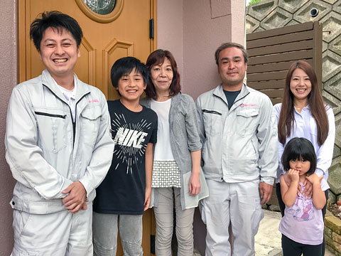 S様ご家族と営業部の長（左端）、職長古田、お客様サポート係松本（右端）